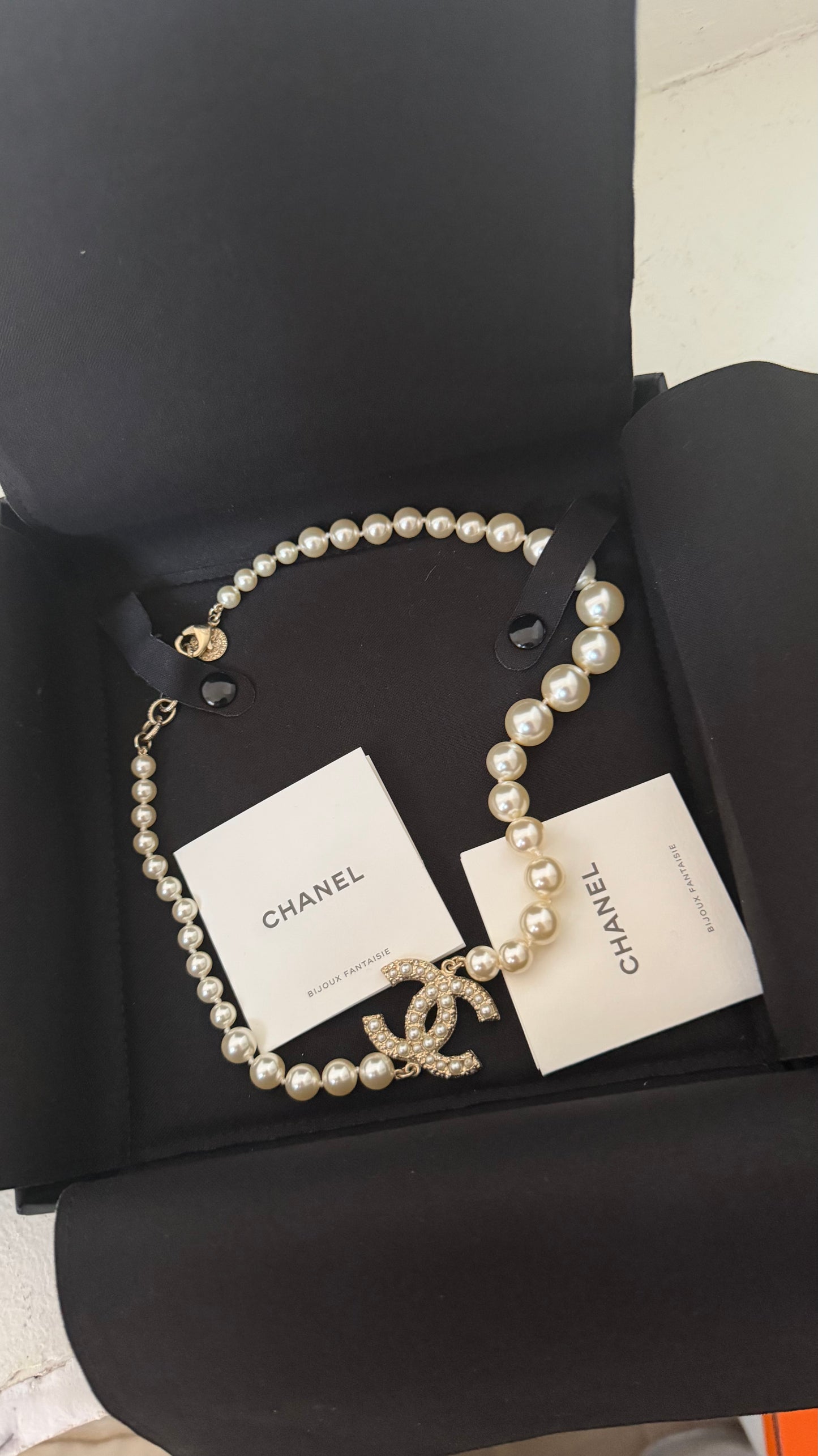 Chanel pearl necklace cc