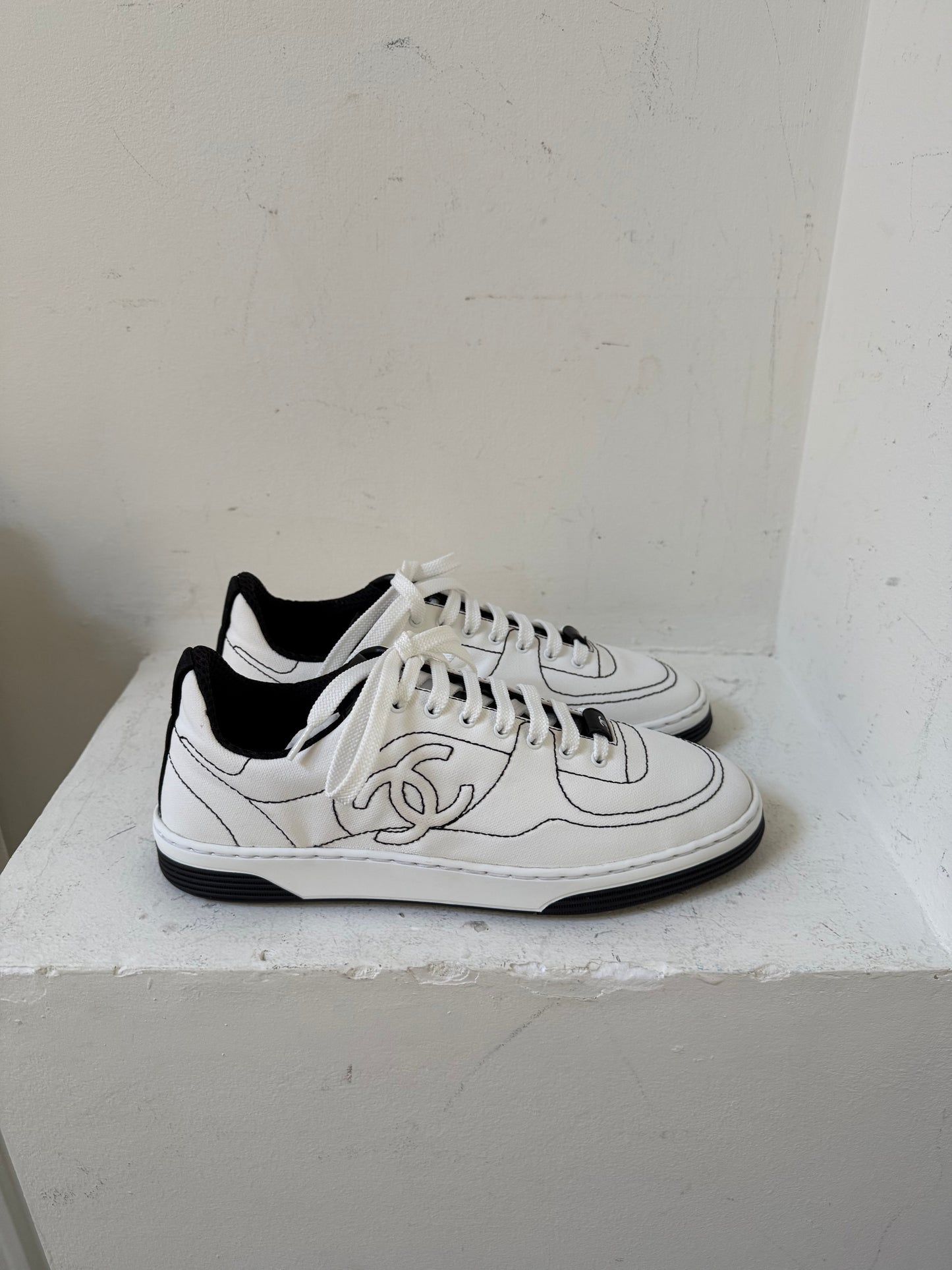 Chanel black white runner size 39