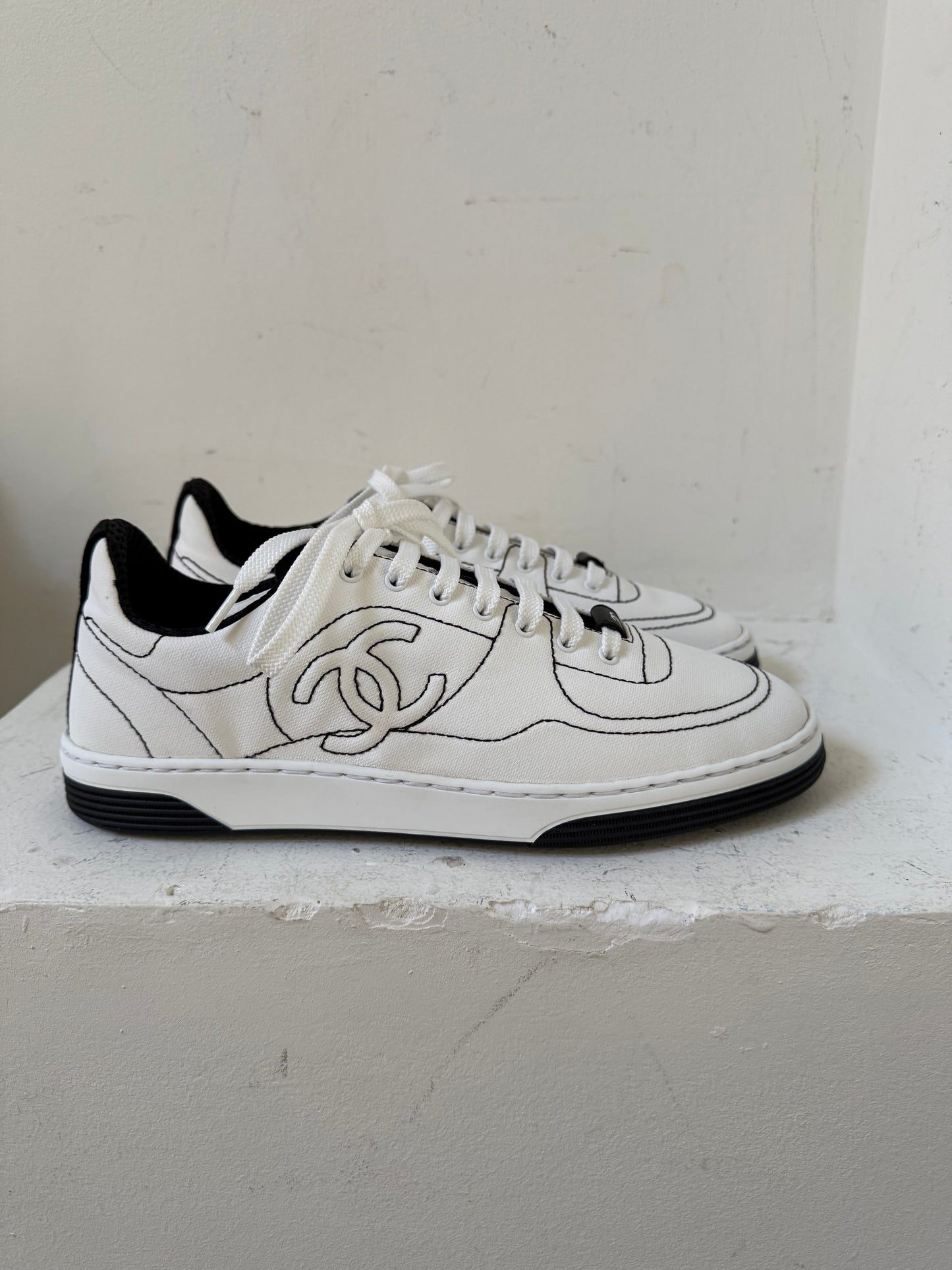 Chanel black white runner size 39