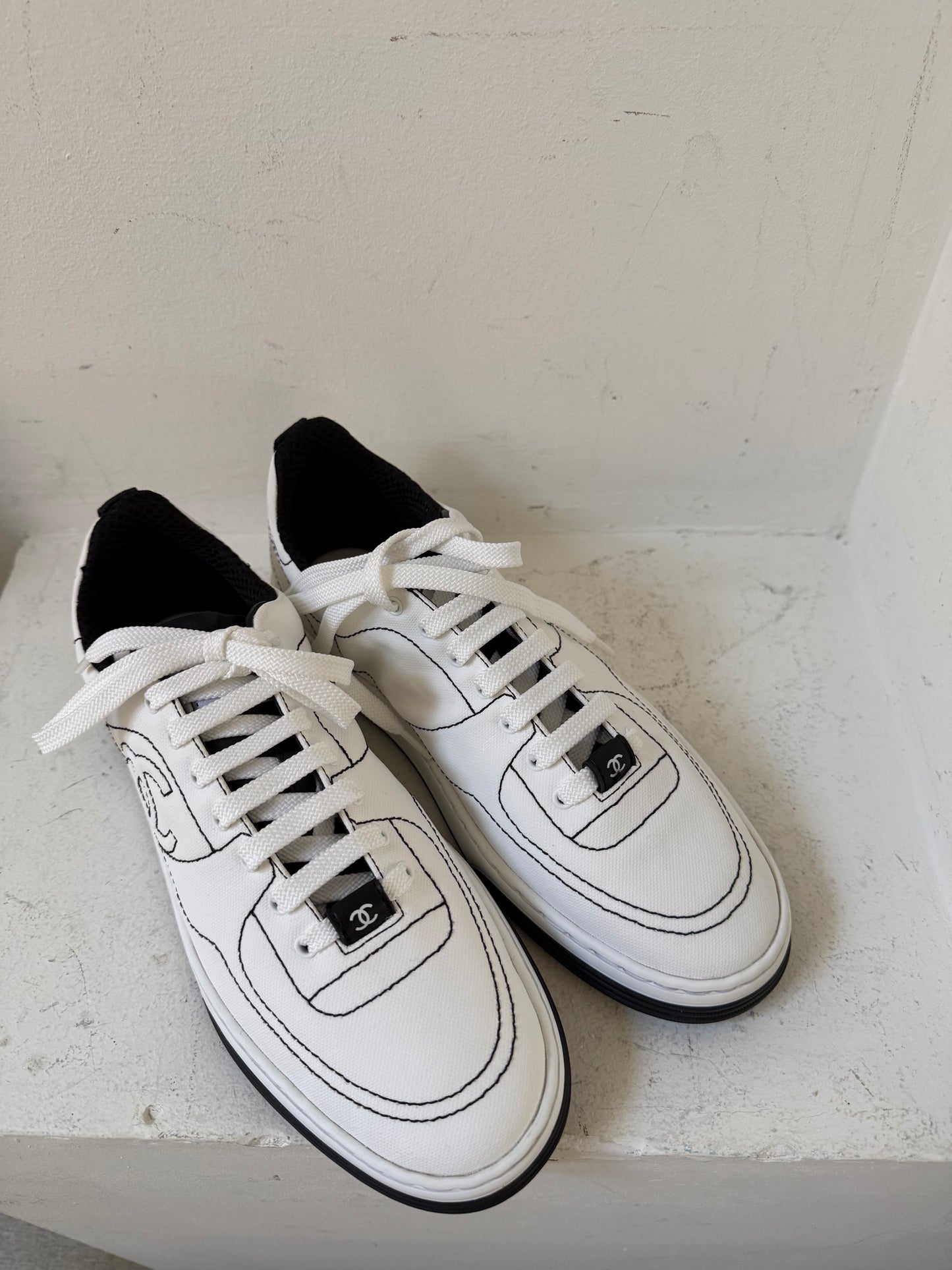 Chanel black white runner size 39