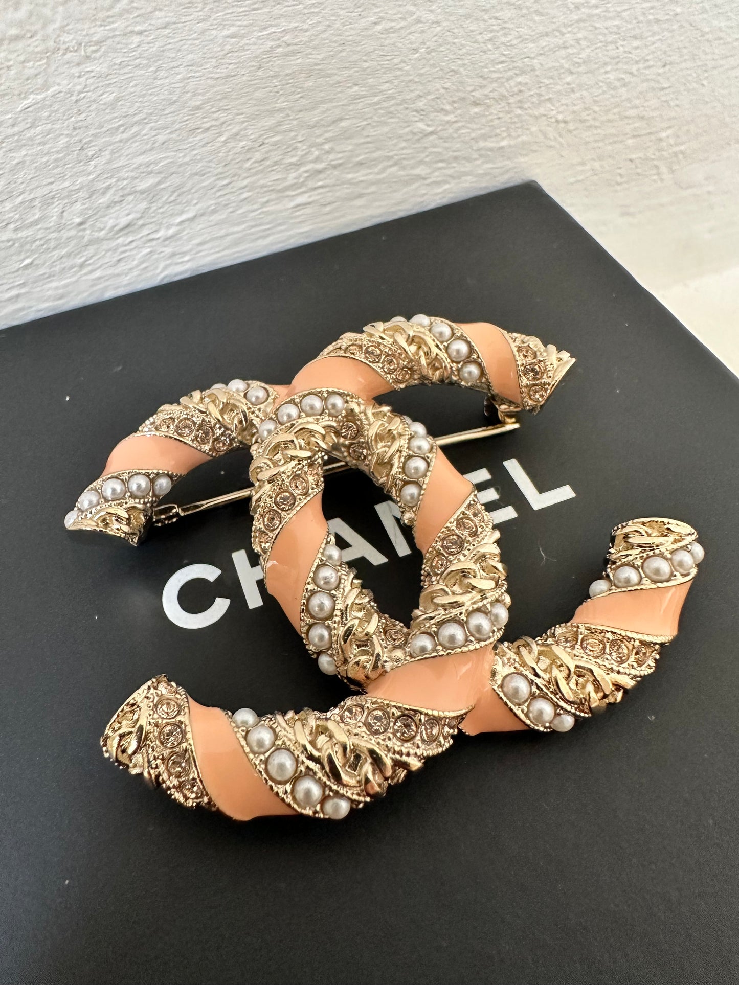 Chanel broche pink champagne