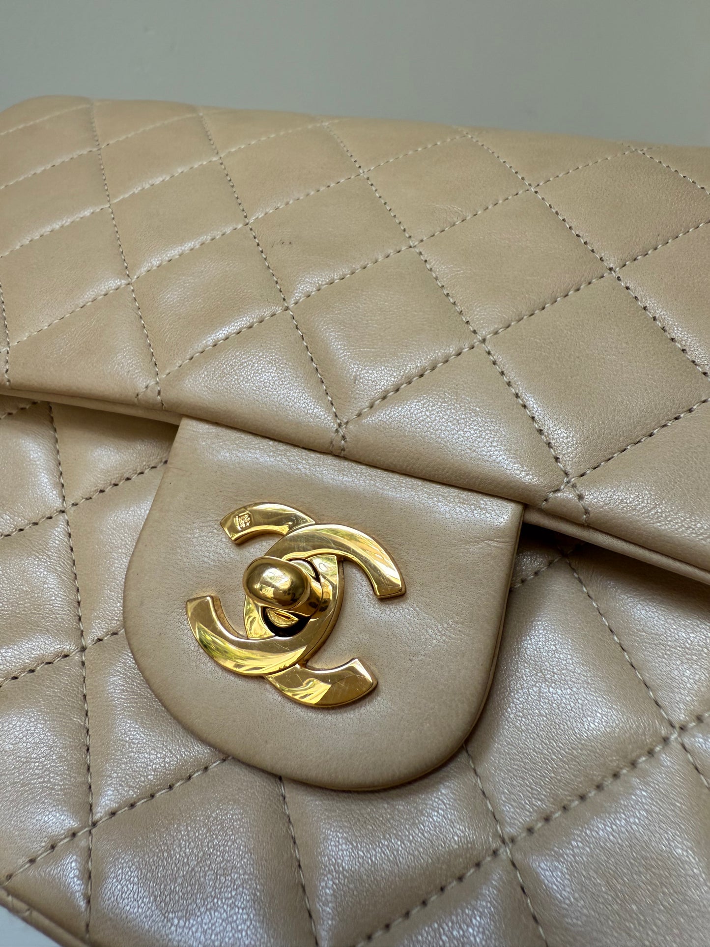 Chanel beige classic medium flapbag 4 serie