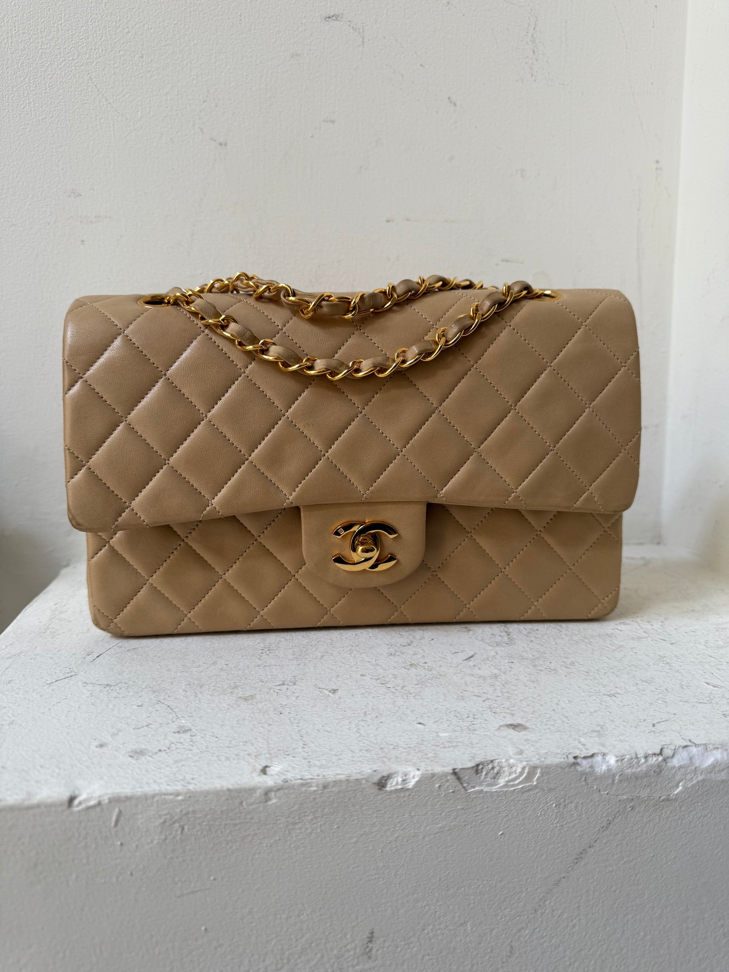 Chanel beige classic medium flapbag 4 serie