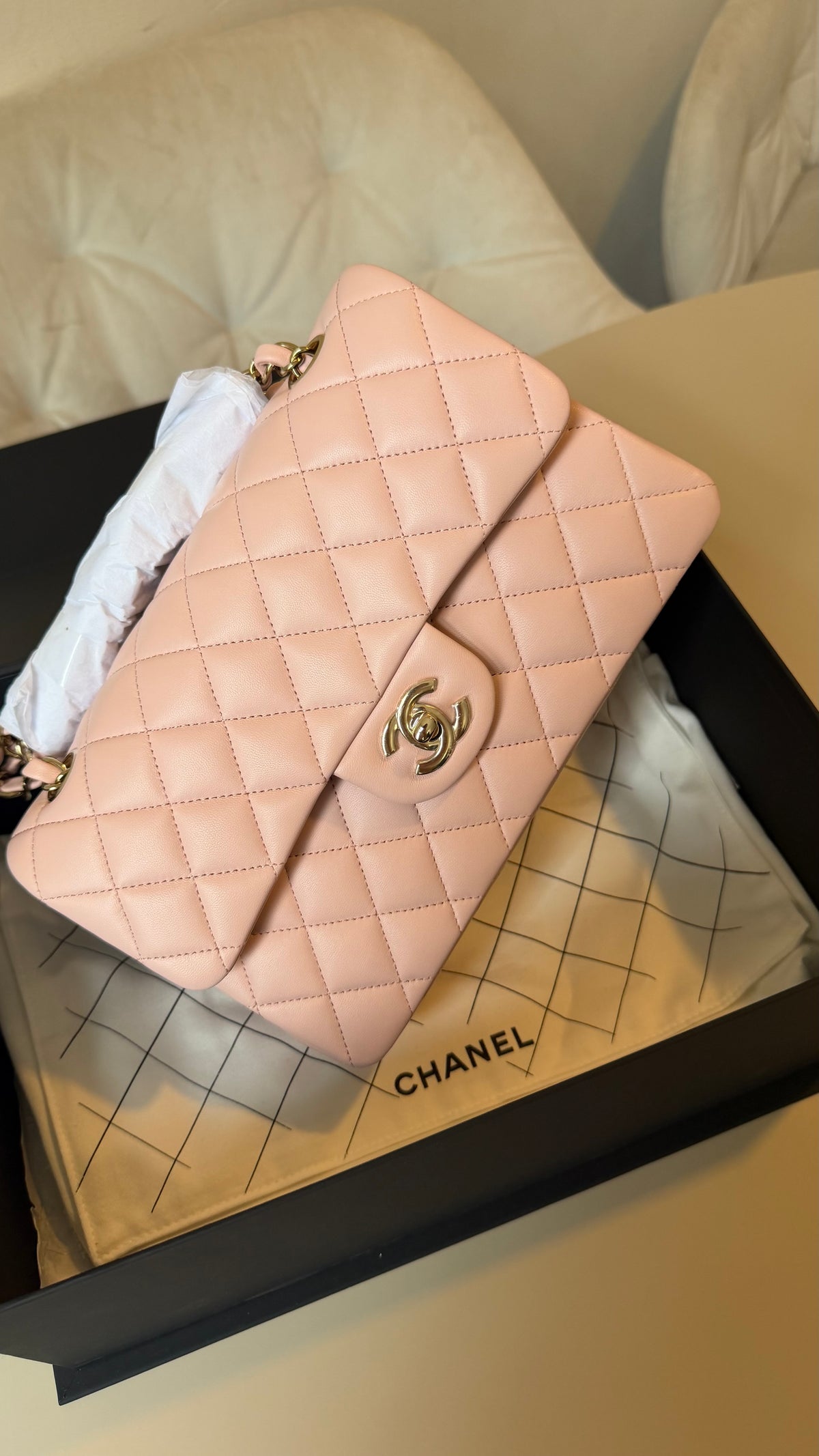 Small lambskin classic flap Chanel in baby pink with chip