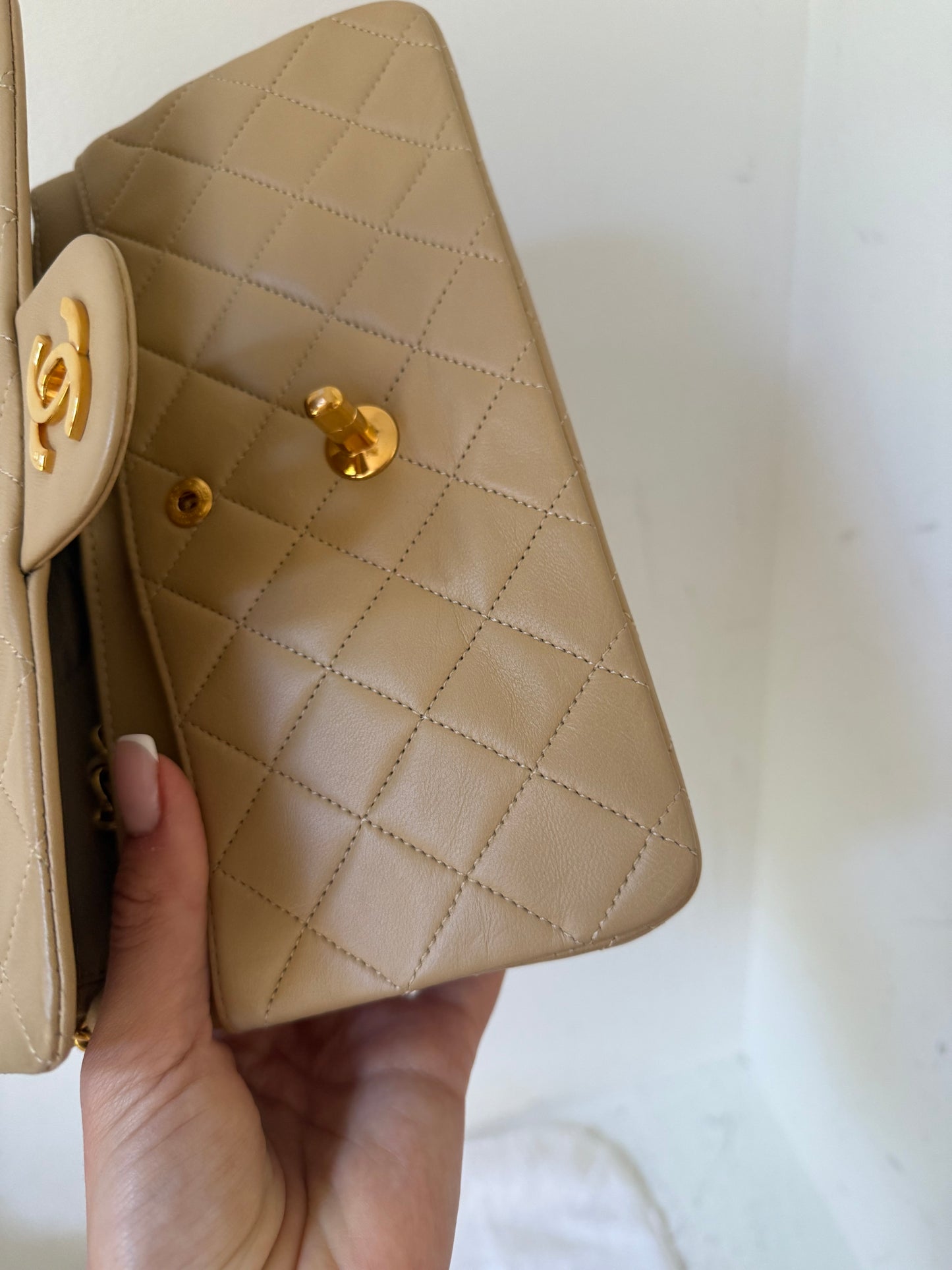 Chanel small beige lambskin flap 1-serie (1989-1991)