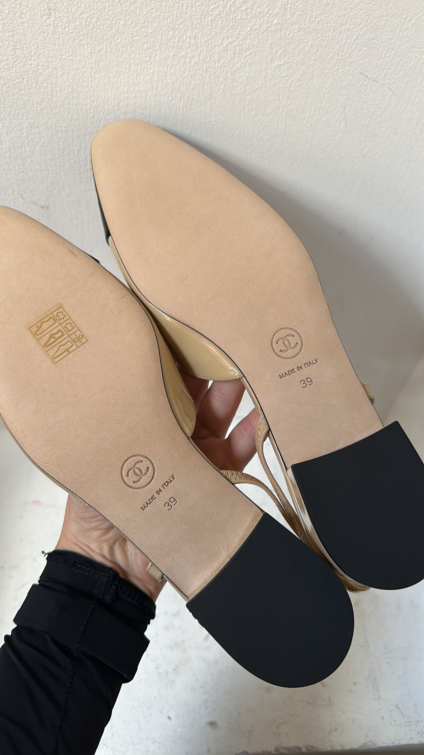 Chanel patent leather slingbacks 39