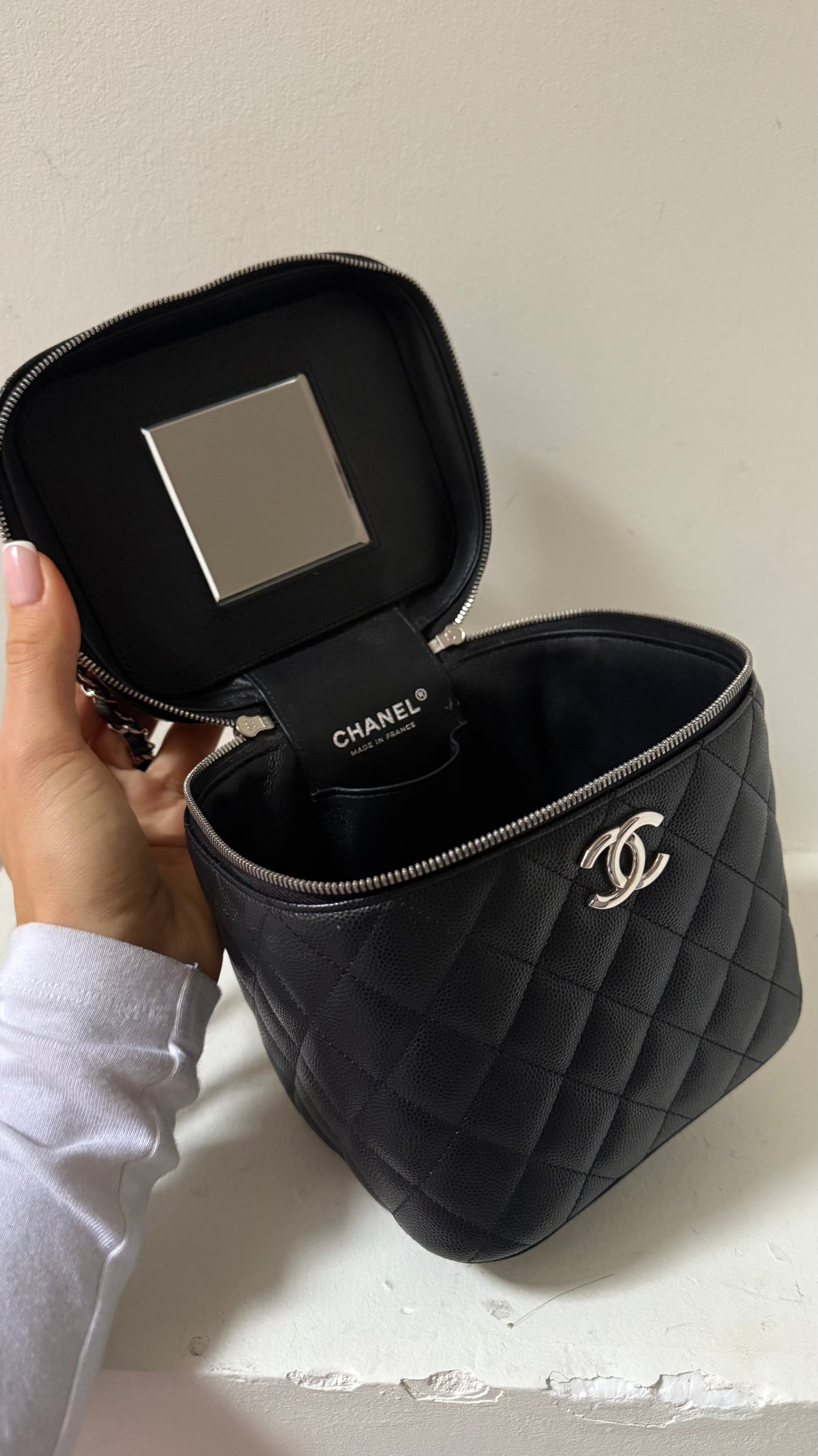 Chanel vanity case bag caviar with chip