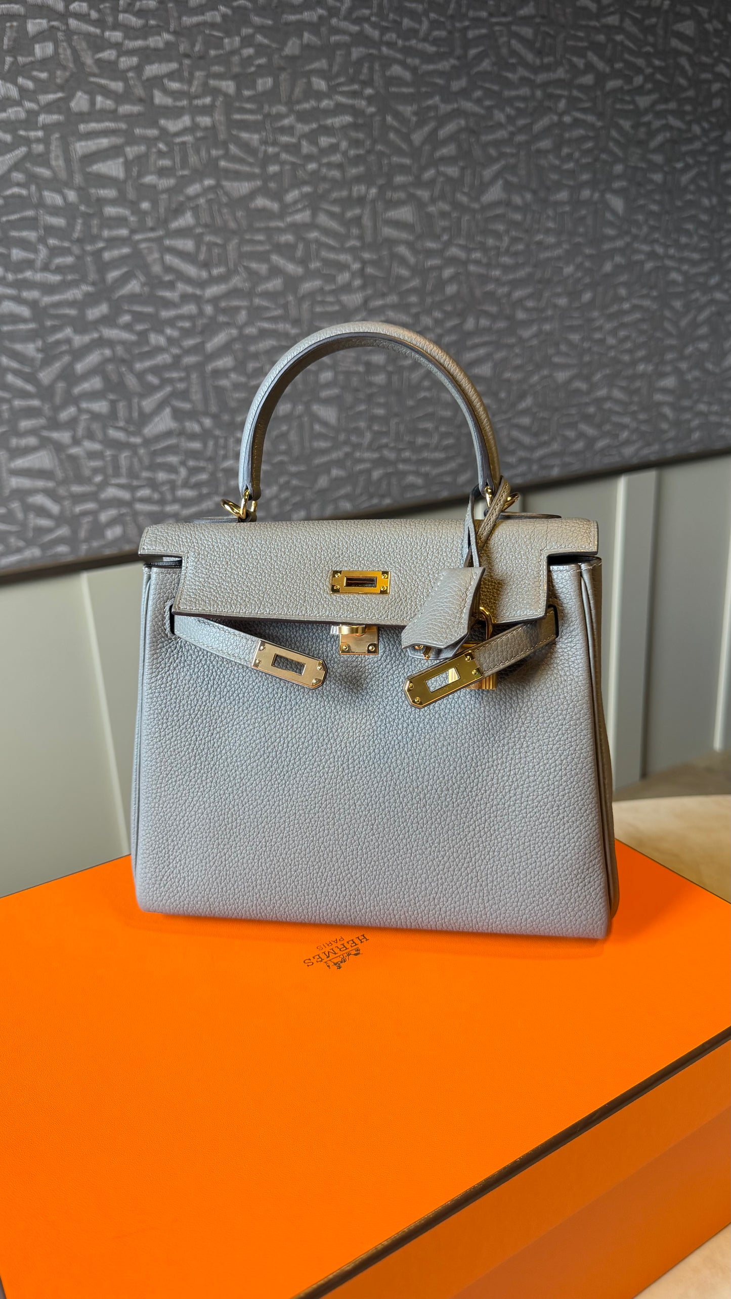 Kelly 25 gris Meyer Togo leather stamp B
