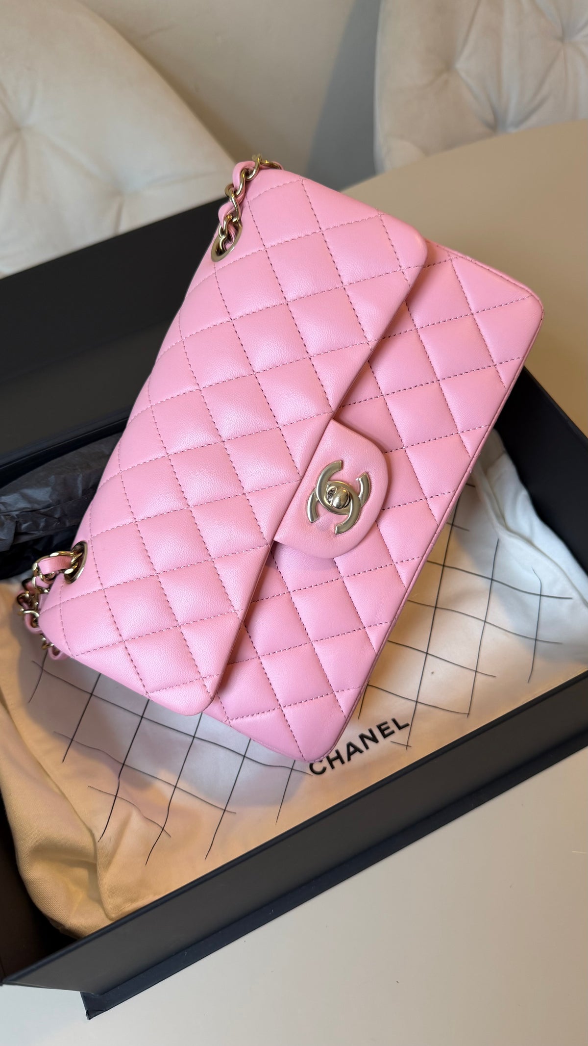 Small Chanel classic flapbag in pink lambskin - chip