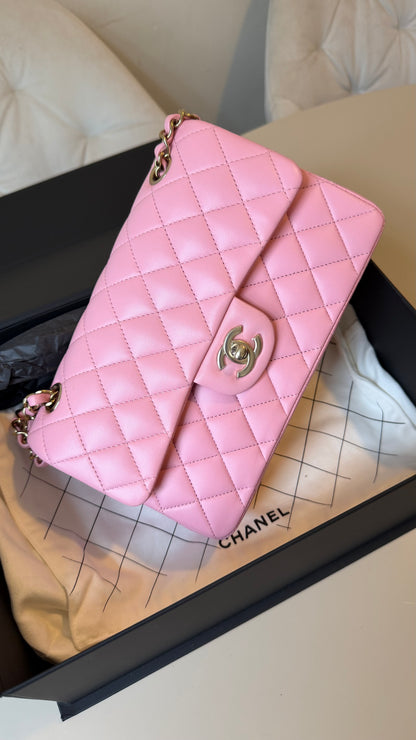 Small Chanel classic flapbag in pink lambskin - chip