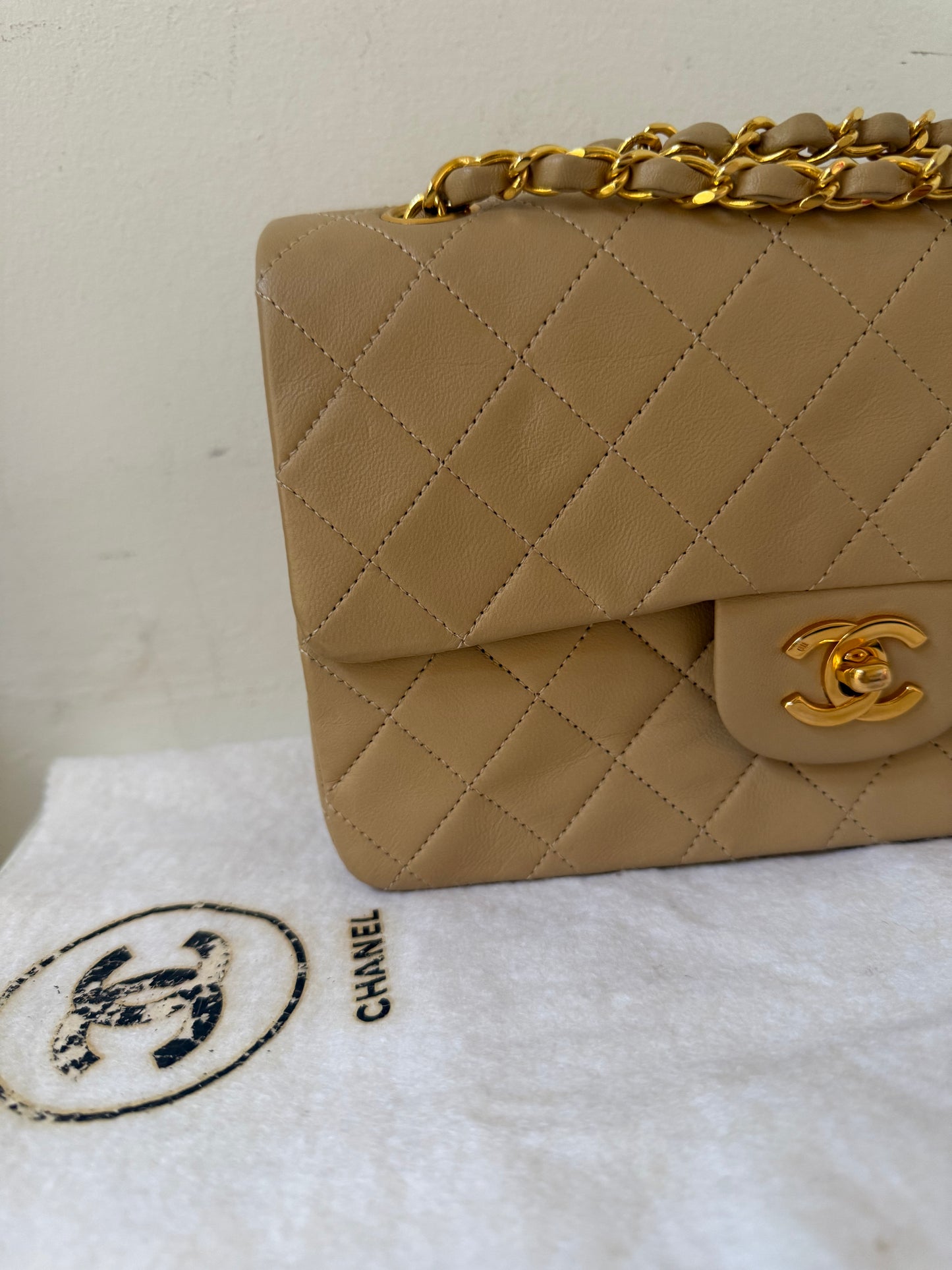 Chanel small beige lambskin flap 1-serie (1989-1991)