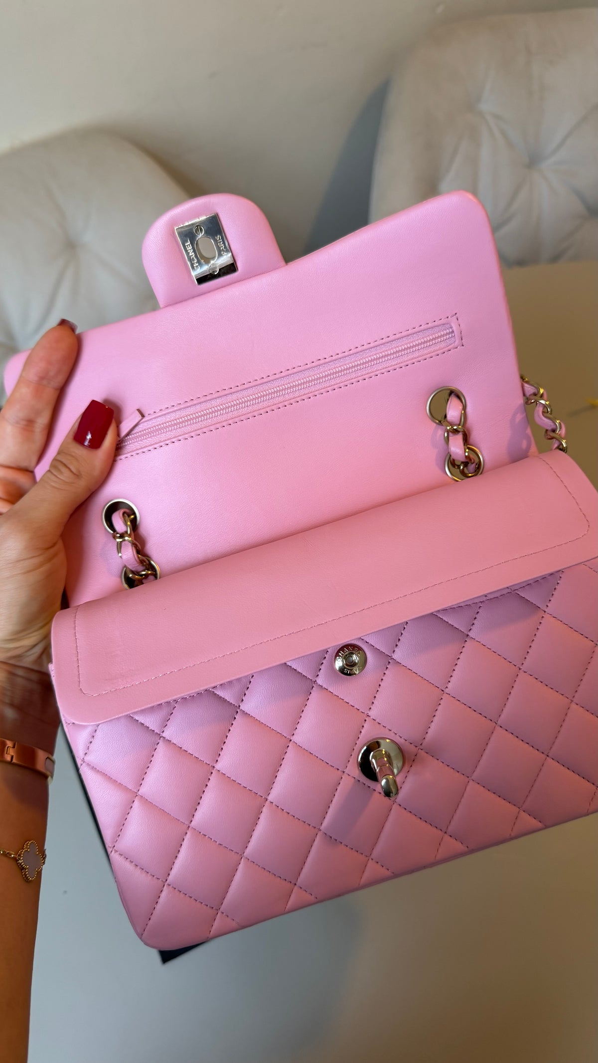 Small Chanel classic flapbag in pink lambskin - chip