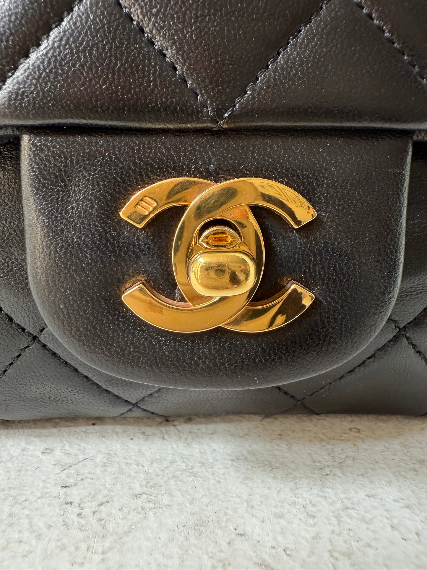 Chanel vintage medium black flapbag 1 serie (1989-1991)