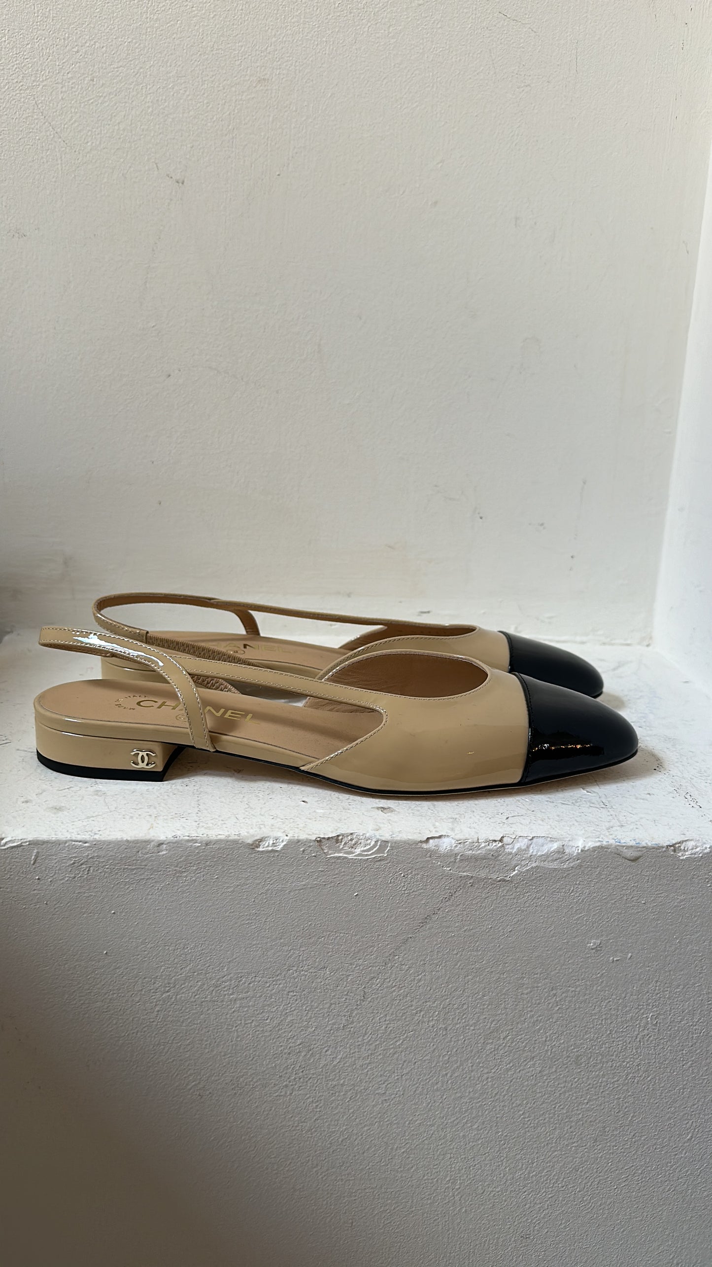 Chanel patent leather slingbacks 39