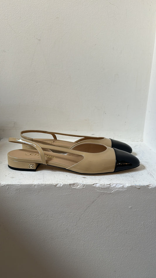 Chanel patent leather slingbacks 39