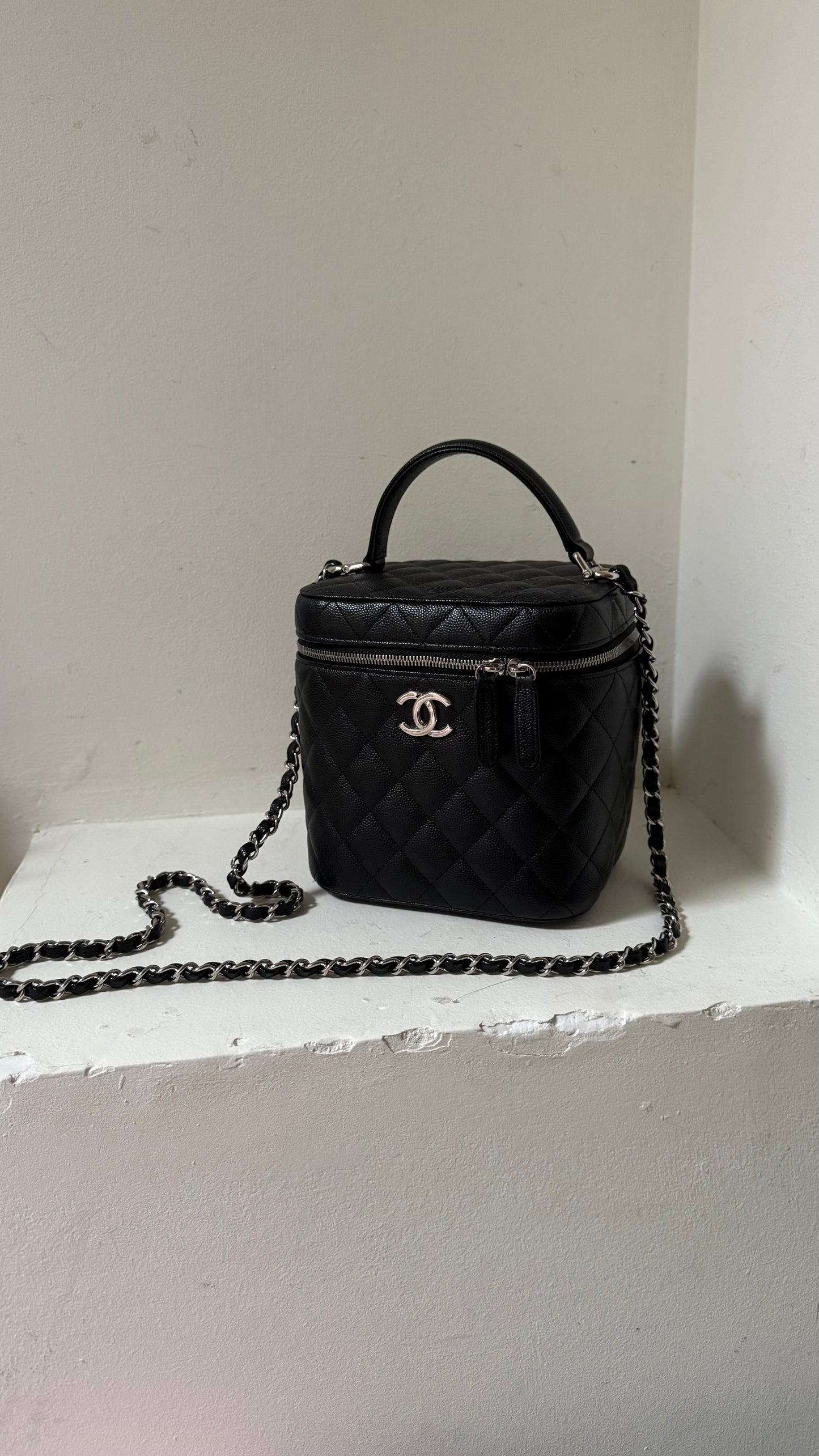 Chanel vanity case bag caviar with chip