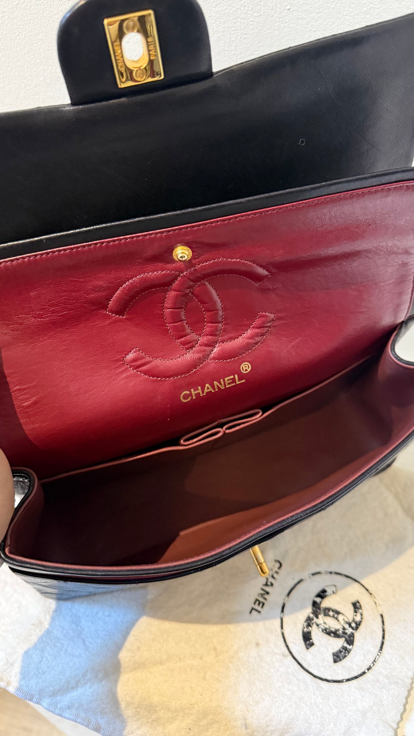 Medium vintage black vintage flapbag