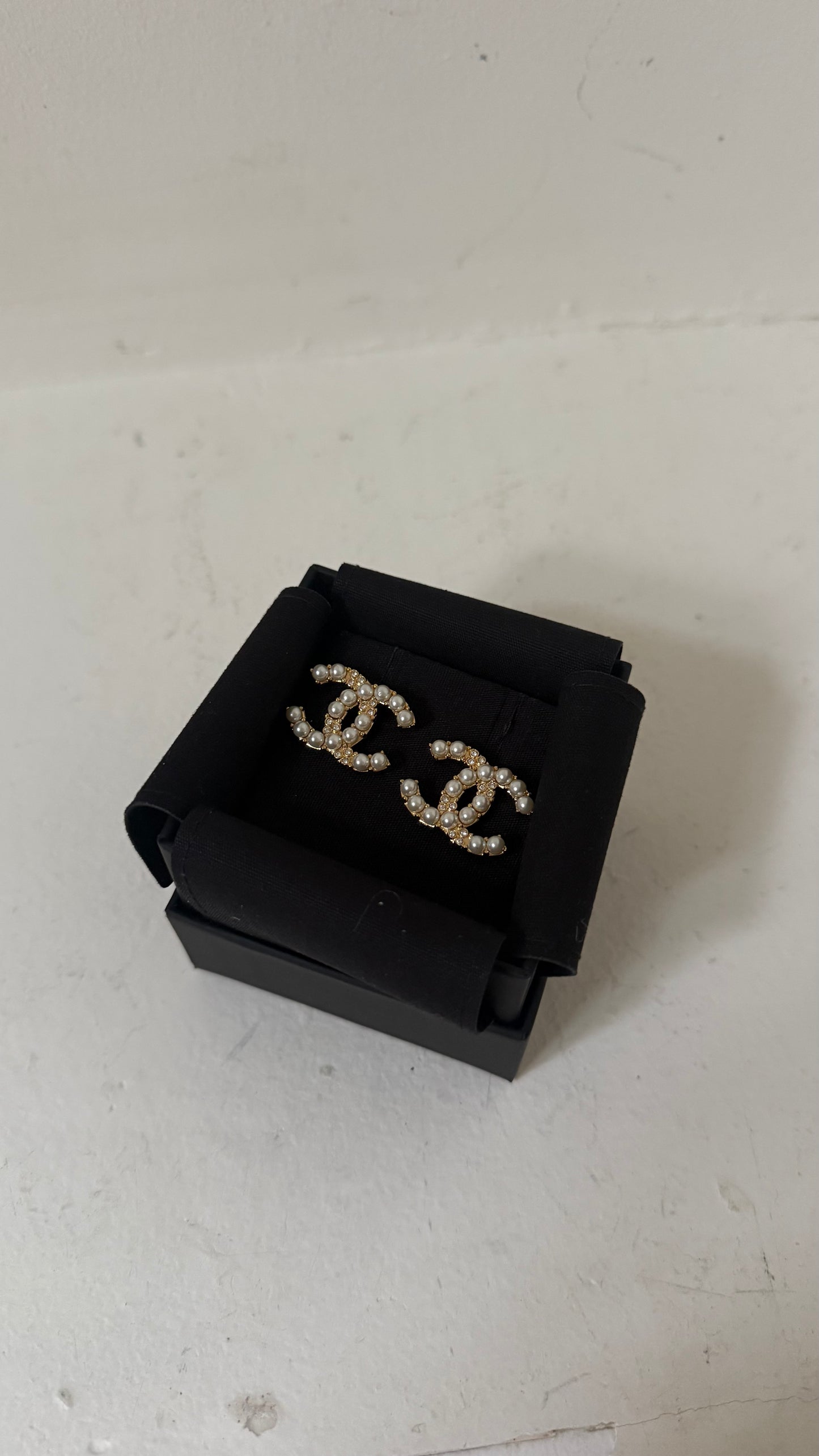 Chanel CC oorbellen parels en steentjes