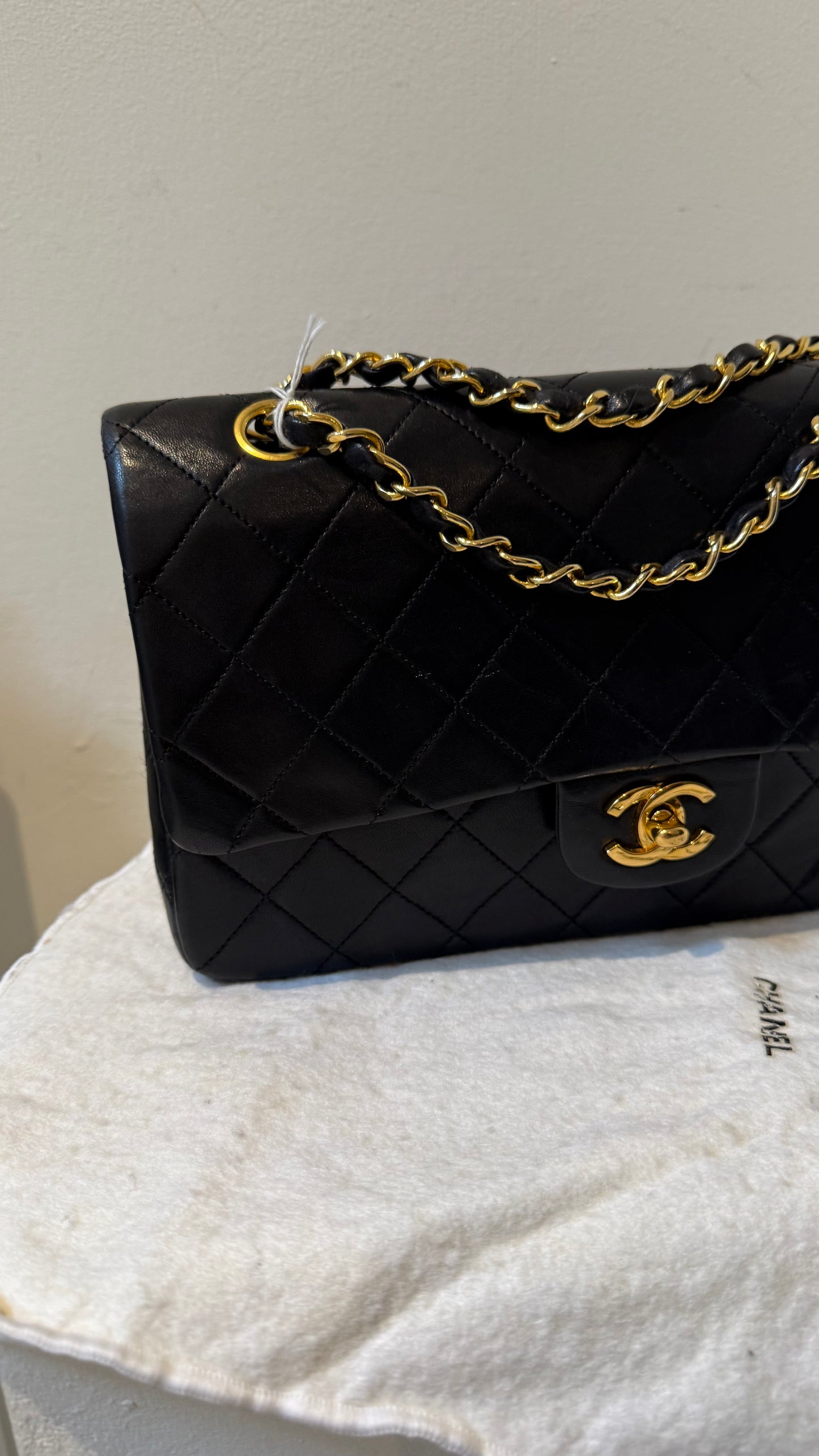 Medium vintage black vintage flapbag