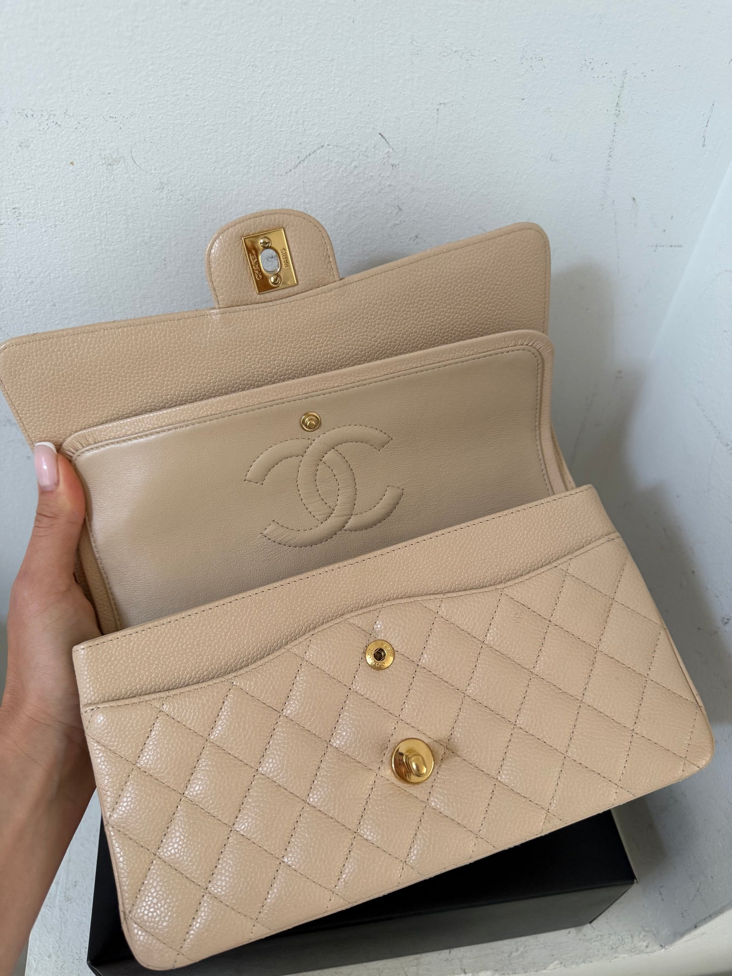Chanel beige classic flap medium in caviar leather 14-series