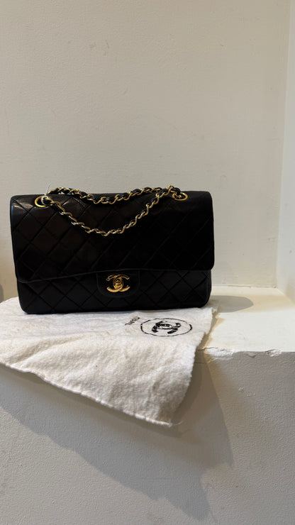 Medium vintage black vintage flapbag