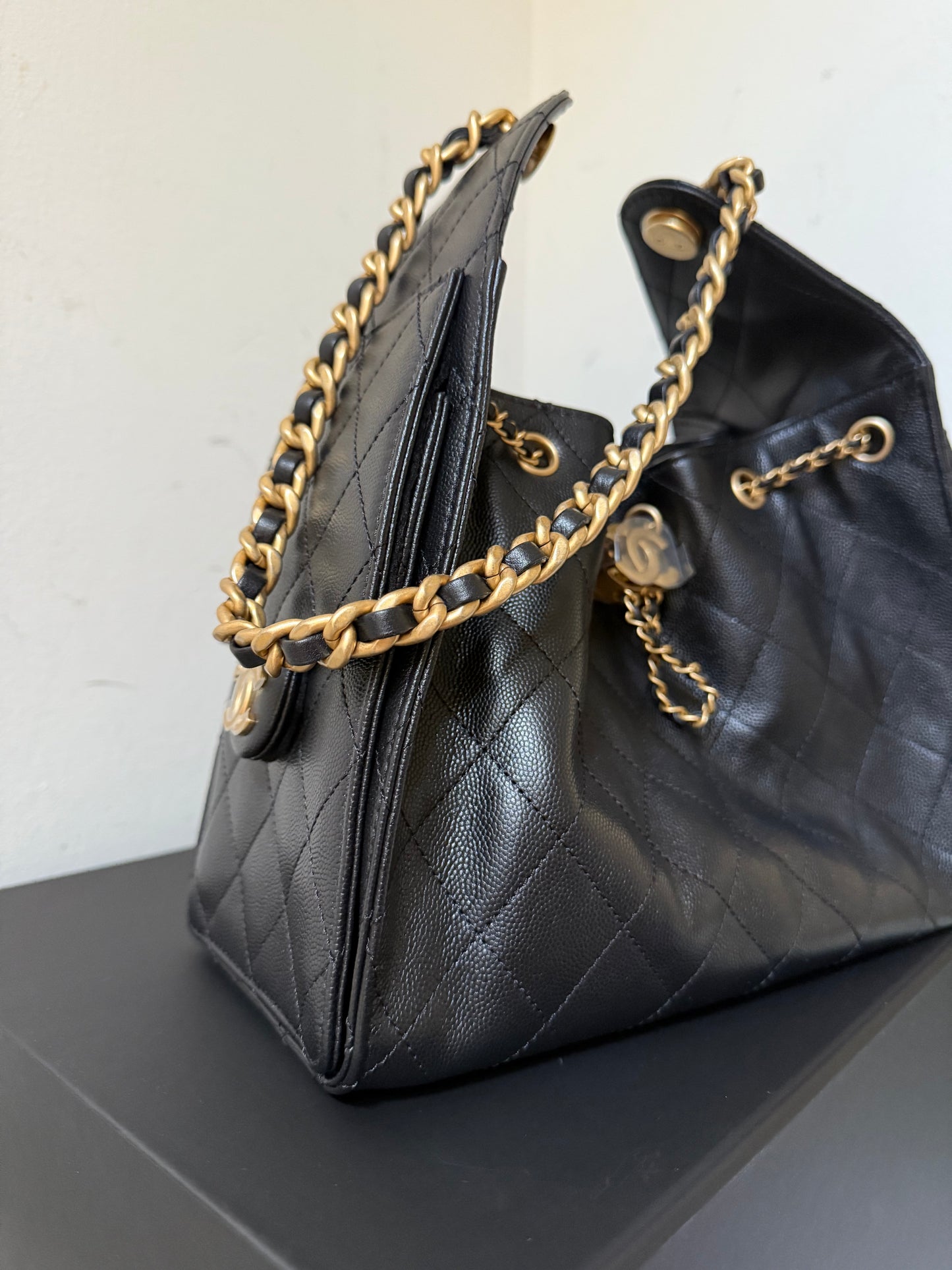 Storefresh Chanel small 25 handbag in black caviar