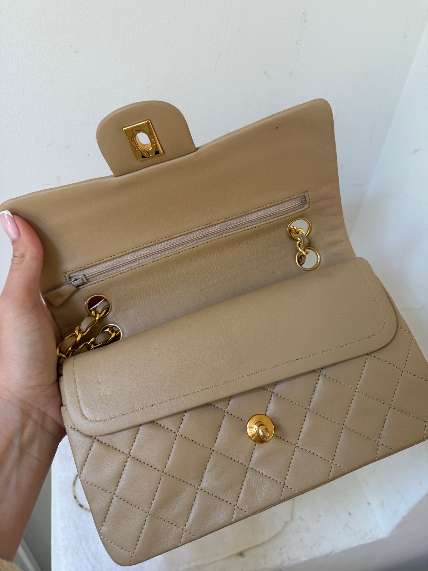 Chanel small beige lambskin flap 1-serie (1989-1991)