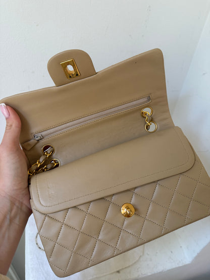 Chanel small beige lambskin flap 1-serie (1989-1991)