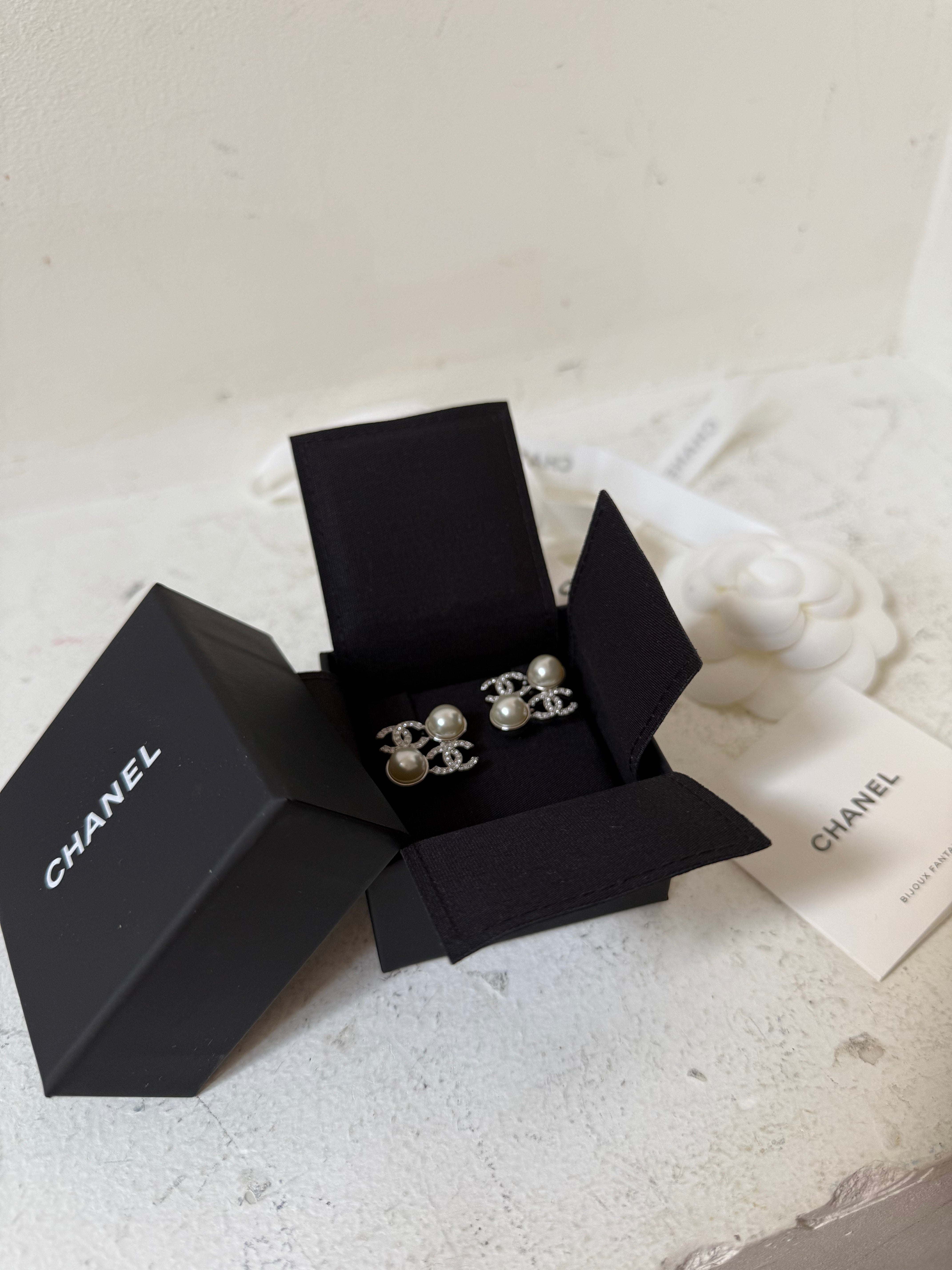 【新品】CHANEL ノベルティ　陶器 Authentic 2024 B24 Chanel Butterfly CC Logo Silver HW