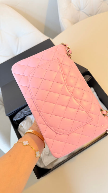 Small Chanel classic flapbag in pink lambskin - chip