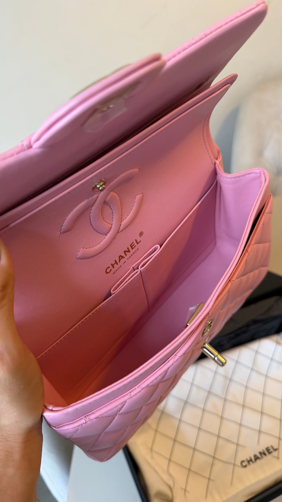 Small Chanel classic flapbag in pink lambskin - chip