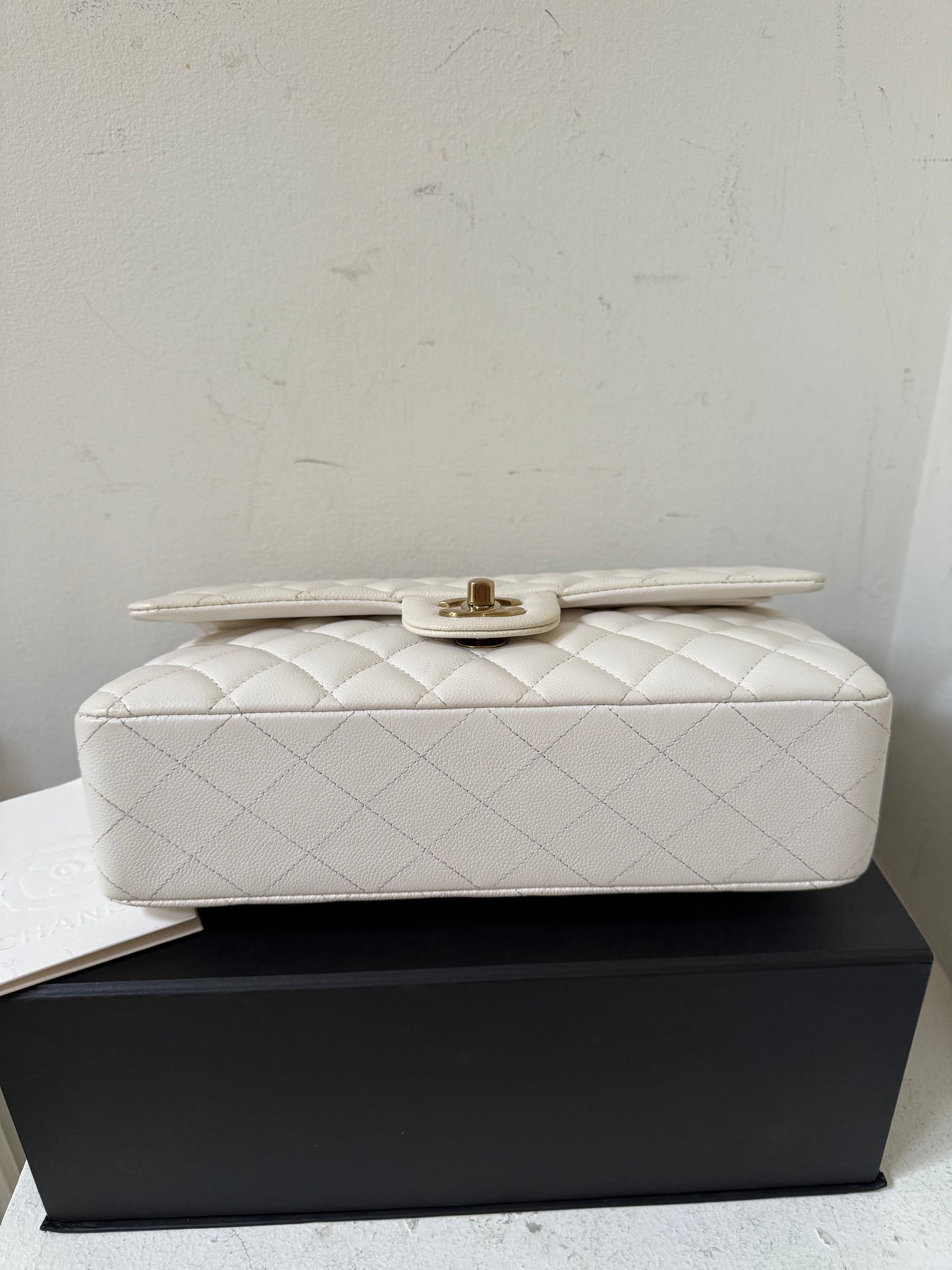 Chanel medium caviar flapbag 2023