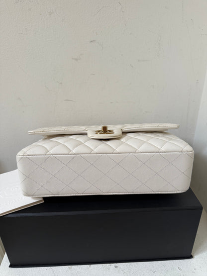 Chanel medium caviar flapbag 2023