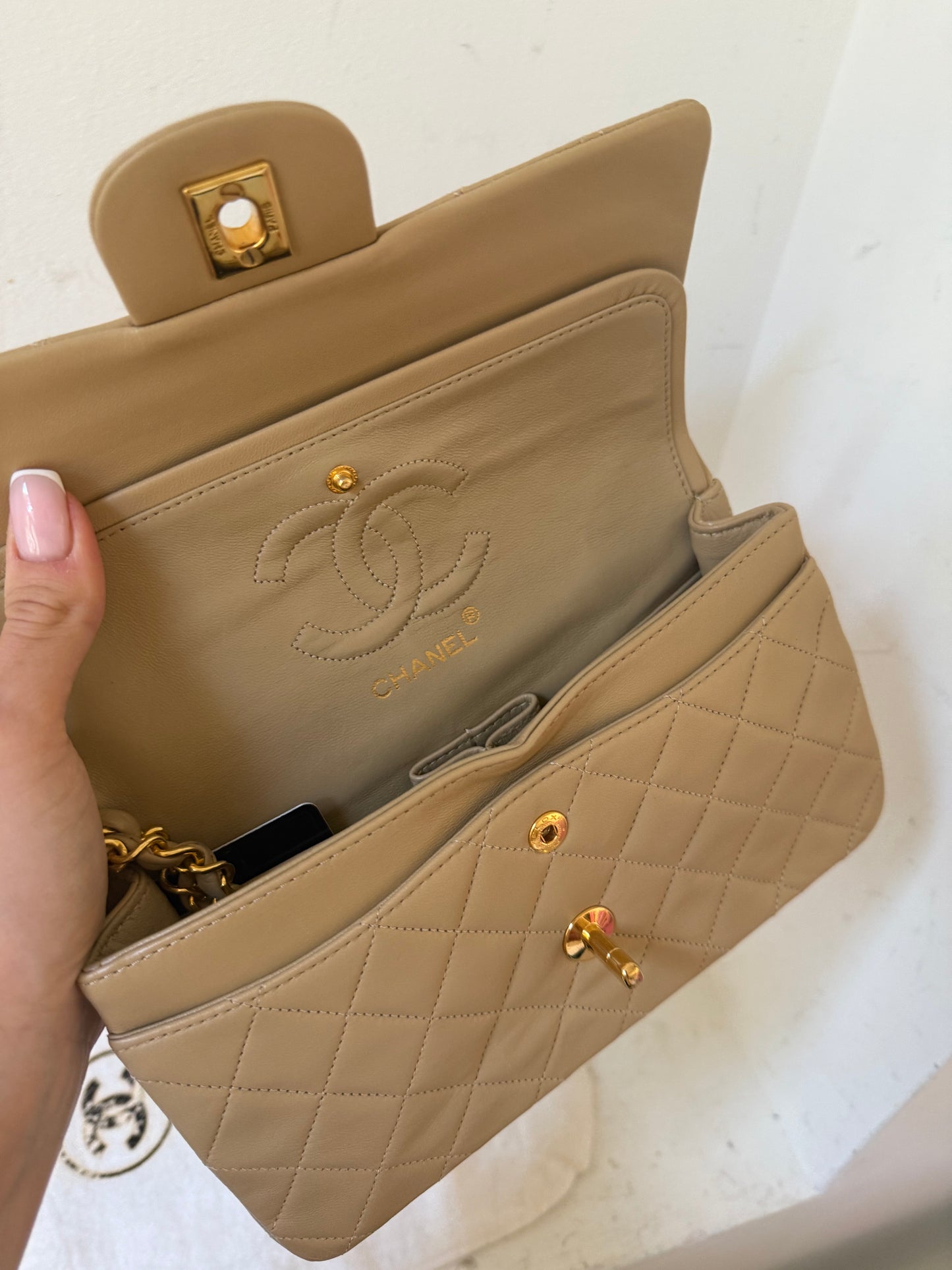 Chanel small beige lambskin flap 1-serie (1989-1991)
