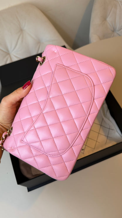 Small Chanel classic flapbag in pink lambskin - chip