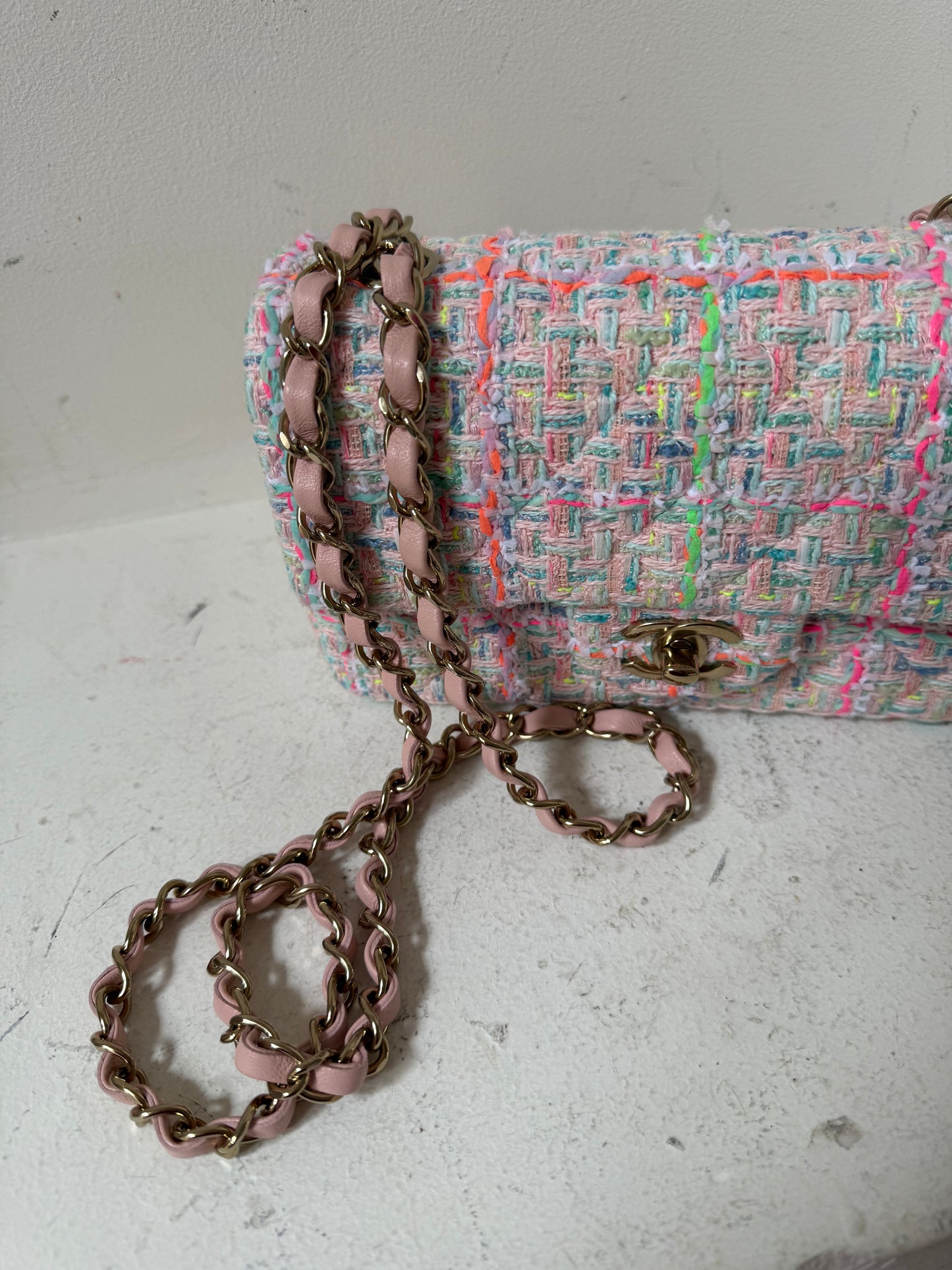 Chanel mini flapbag in tweed 2024