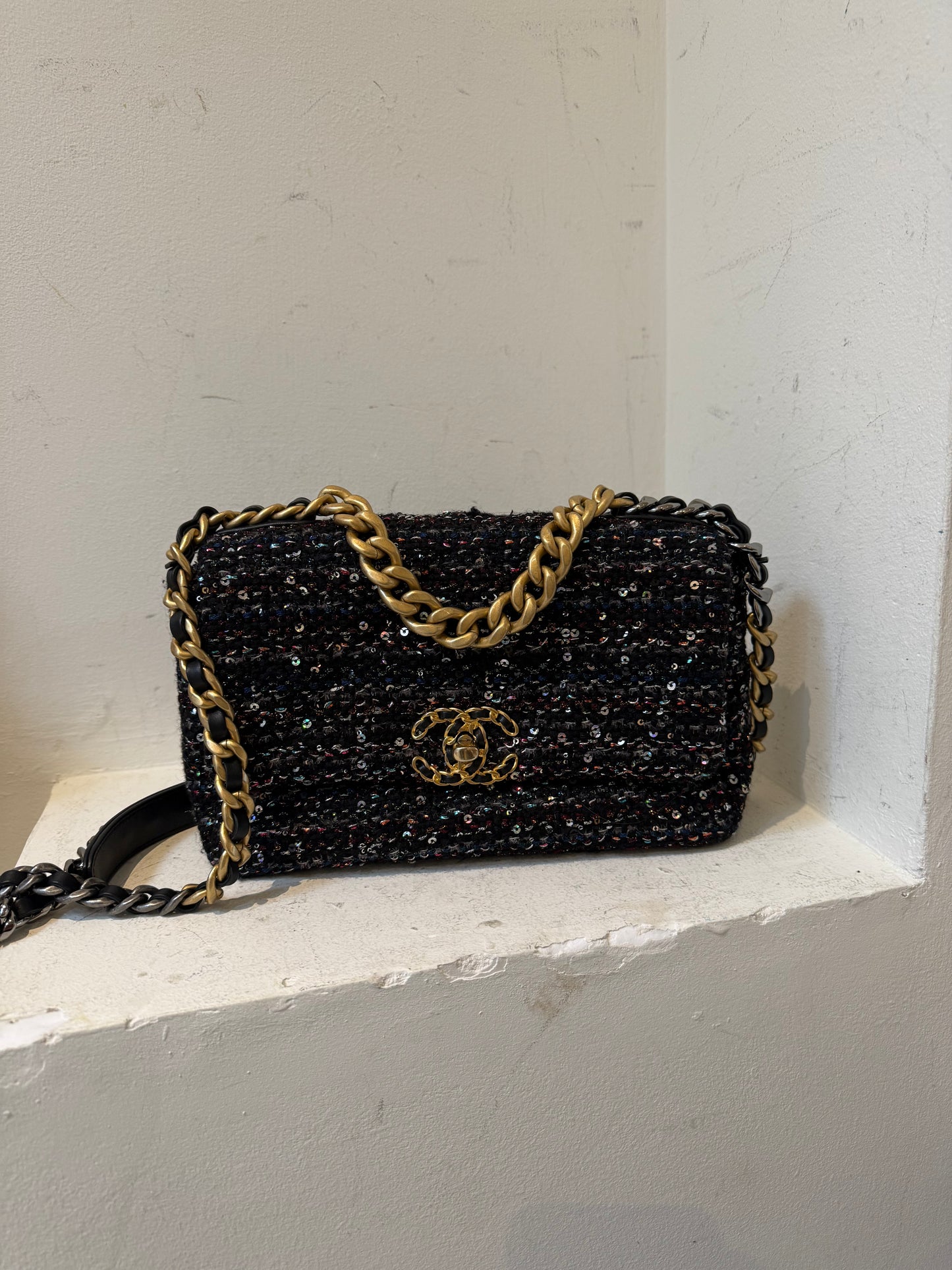 Chanel 19 small tweed 30 series
