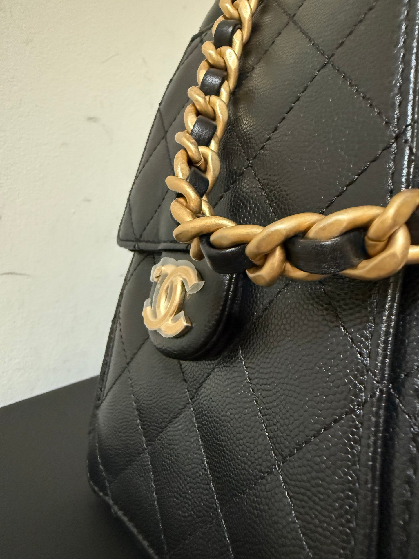 Storefresh Chanel small 25 handbag in black caviar