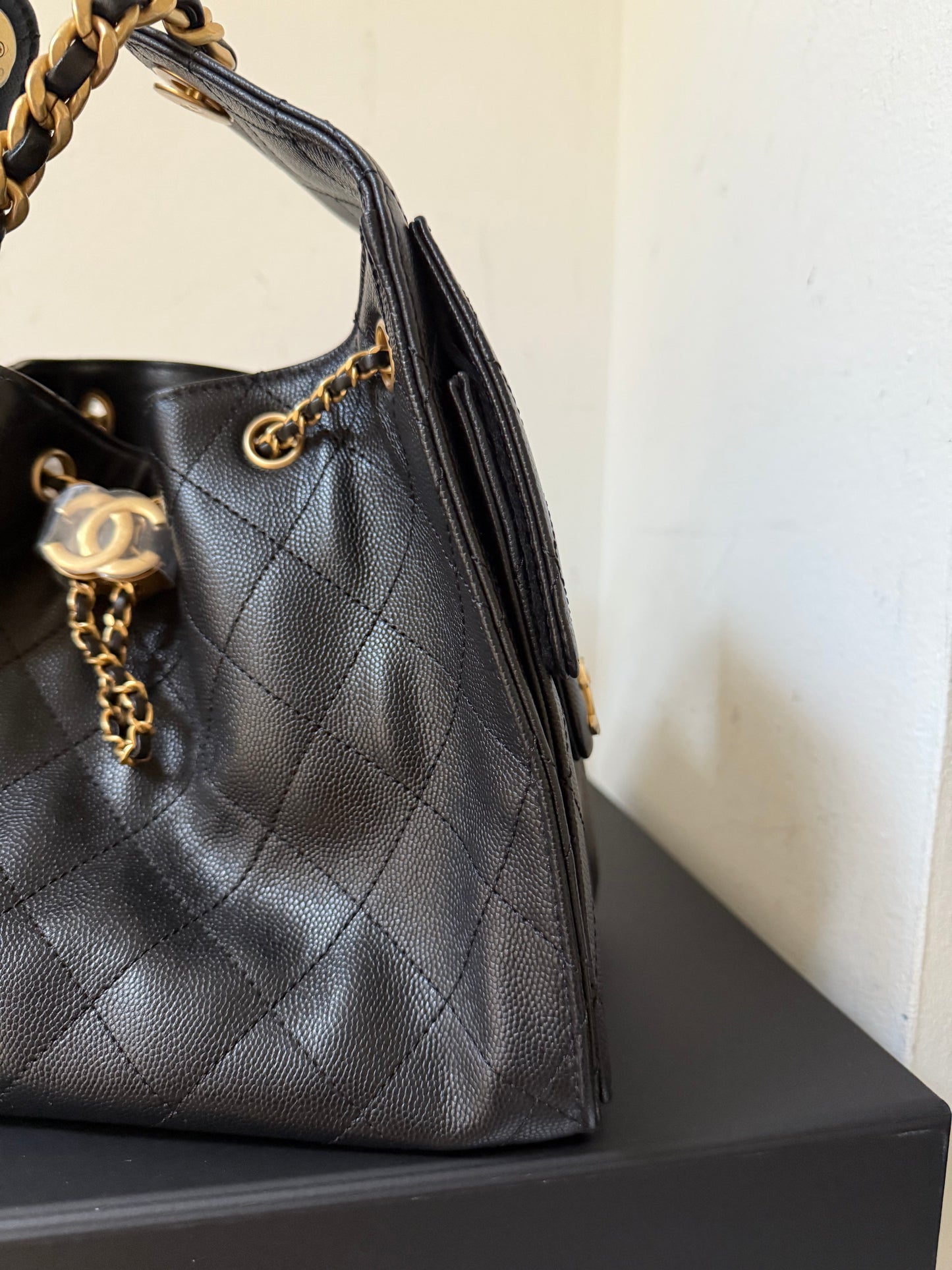 Storefresh Chanel small 25 handbag in black caviar