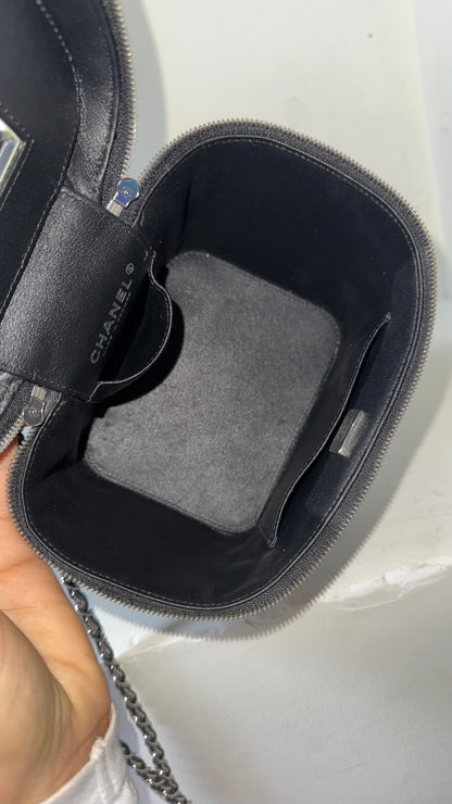 Chanel vanity case bag caviar with chip
