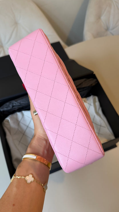 Small Chanel classic flapbag in pink lambskin - chip