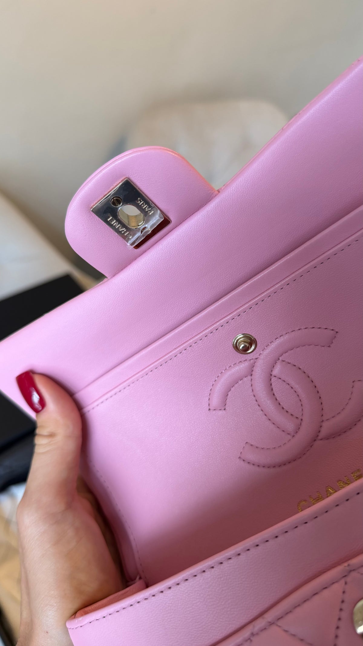 Small Chanel classic flapbag in pink lambskin - chip