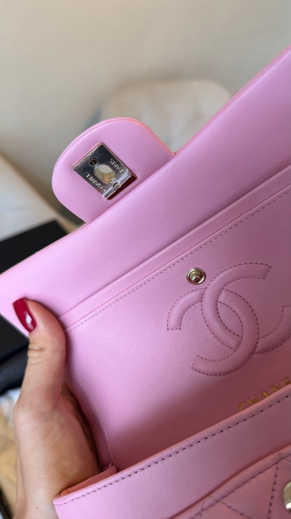 Small Chanel classic flapbag in pink lambskin - chip