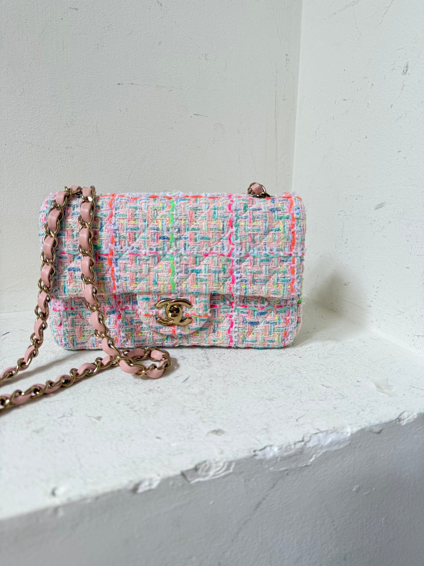 Chanel mini flapbag in tweed 2024