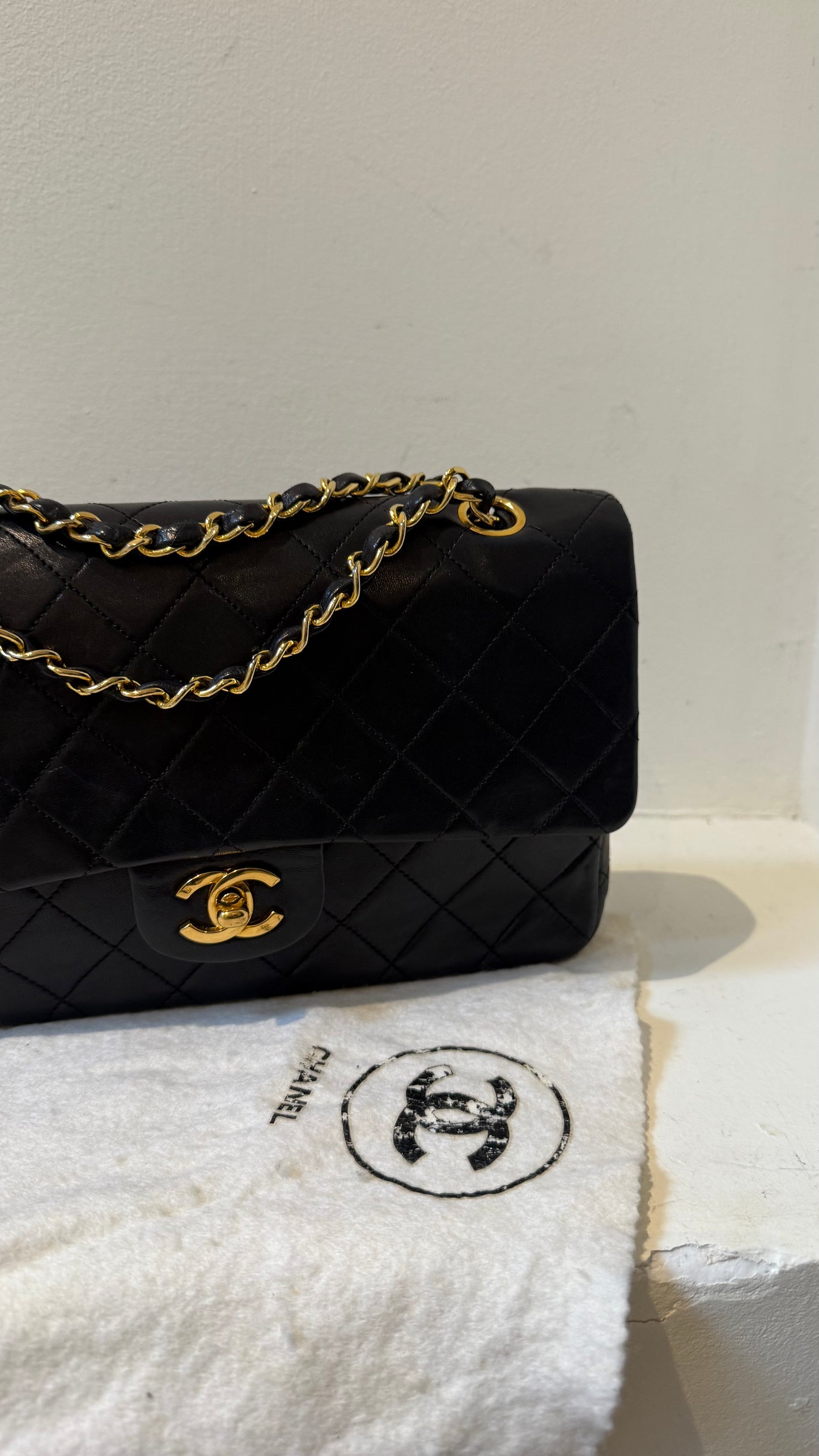 Medium vintage black vintage flapbag