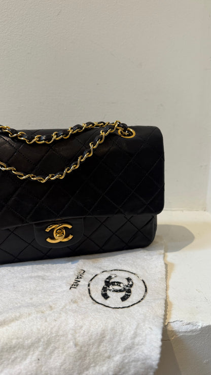 Medium vintage black vintage flapbag