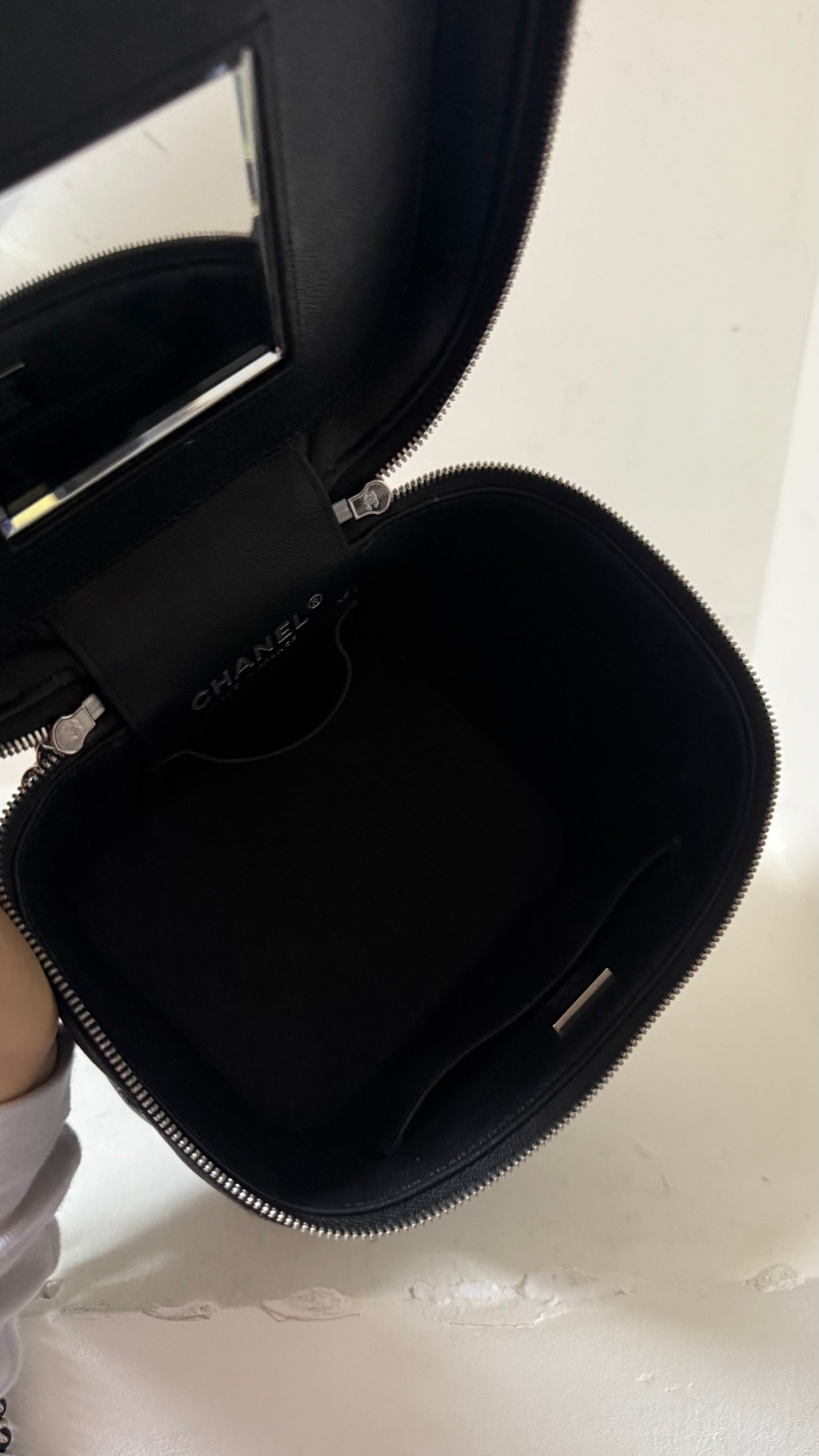 Chanel vanity case bag caviar with chip