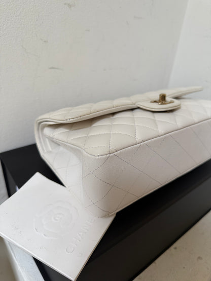 Chanel medium caviar flapbag 2023