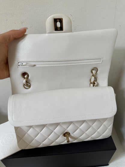 Chanel medium caviar flapbag 2023