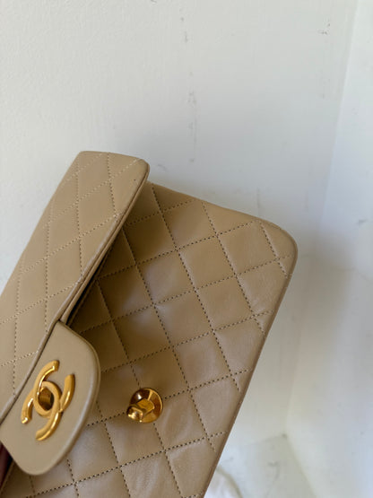 Chanel small beige lambskin flap 1-serie (1989-1991)